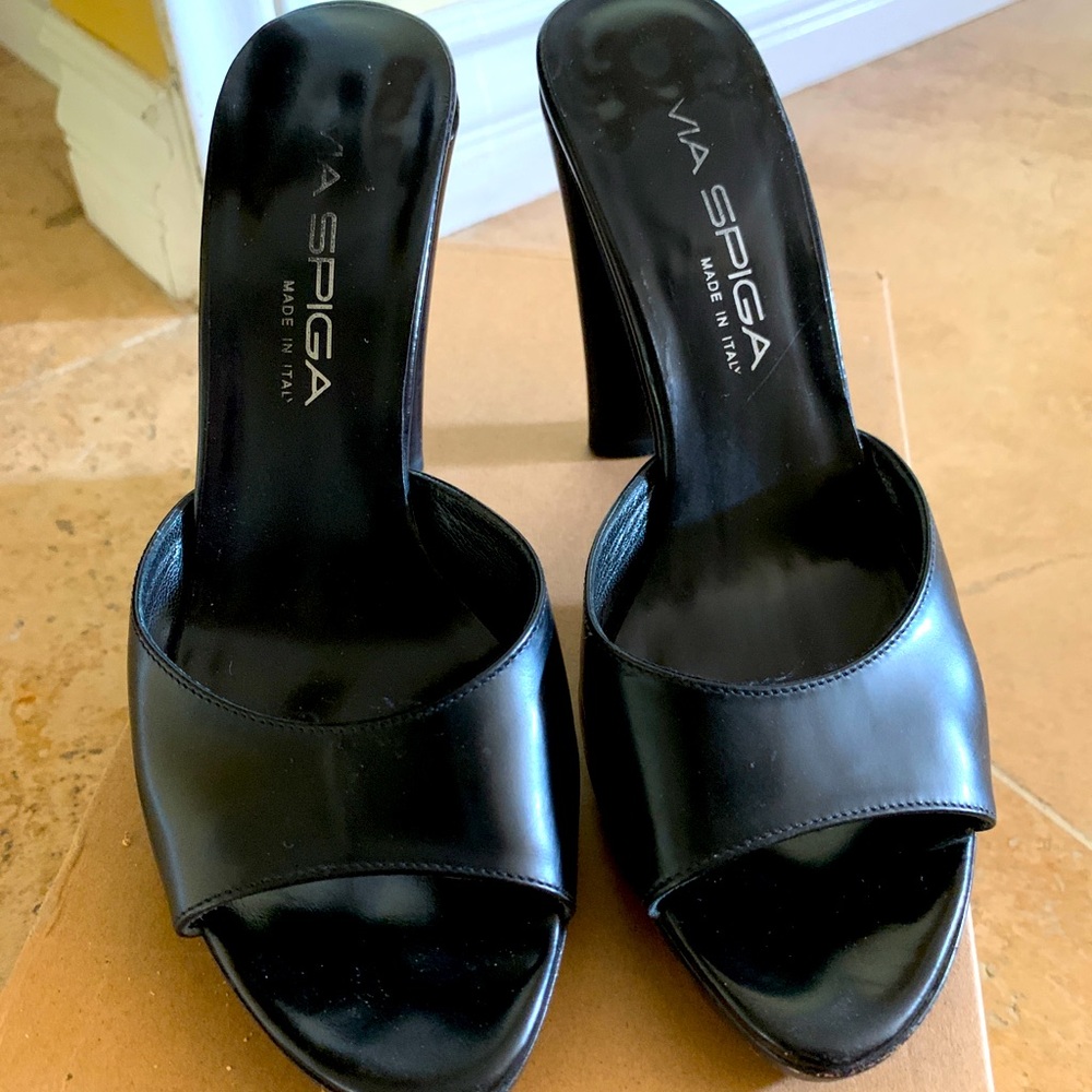 Used Excellent conditions black dress sandals